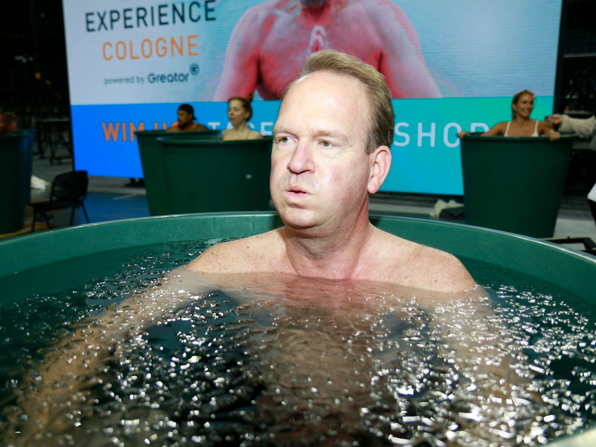 Arena-Chef Stefan Löcher sitzt in der Eis-Tonne.