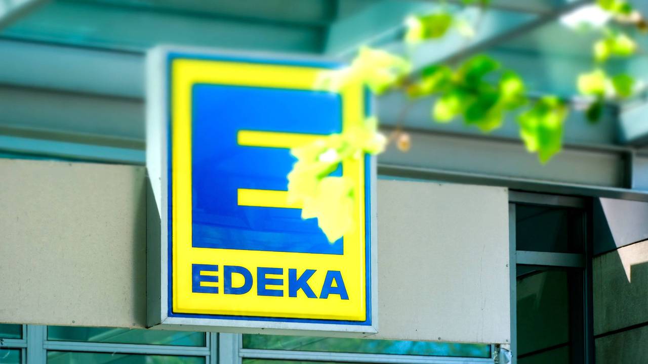 Das Logo einer Edeka-Filiale.