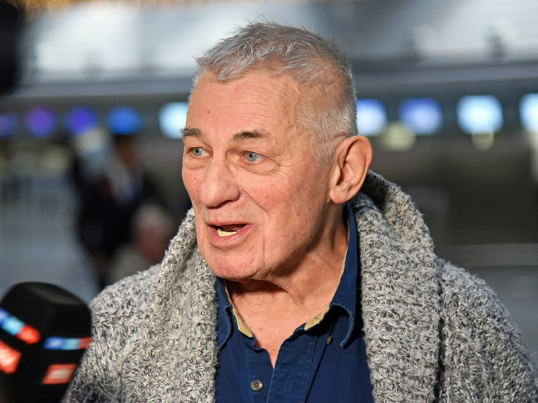 Heinz Hönig am Flughafen im Interview.