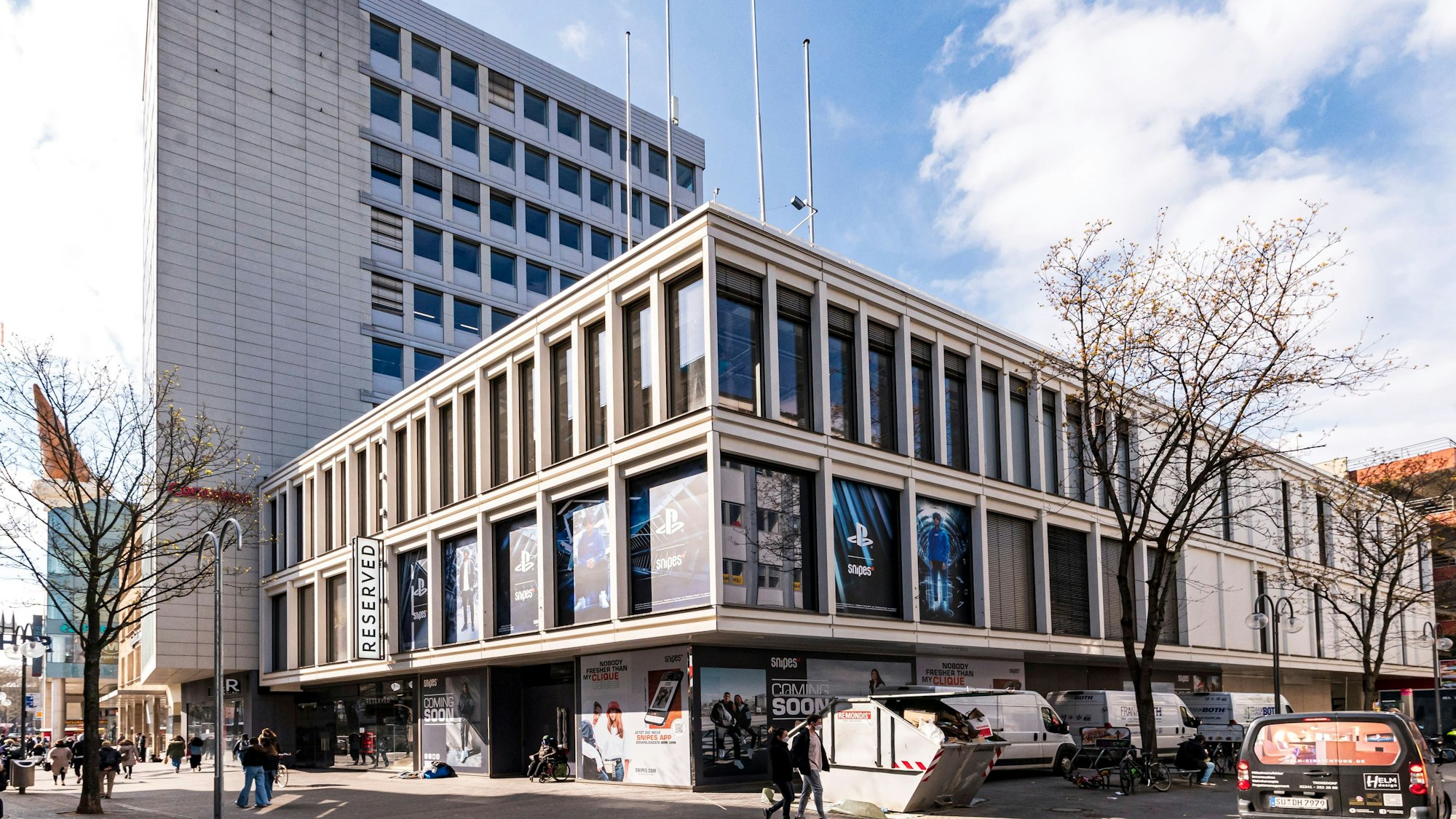 Blick auf ein Gebäude auf der Schildergasse, das zu einer Snipes-Filiale umgebaut wird.