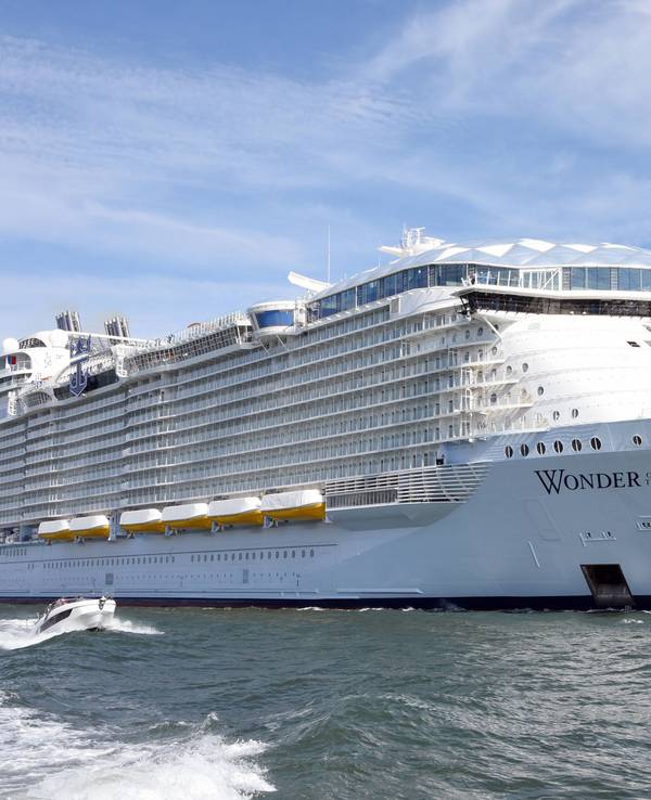 Ein Kreuzfahrtschiff der Reederei Royal Caribbean auf dem Meer.
