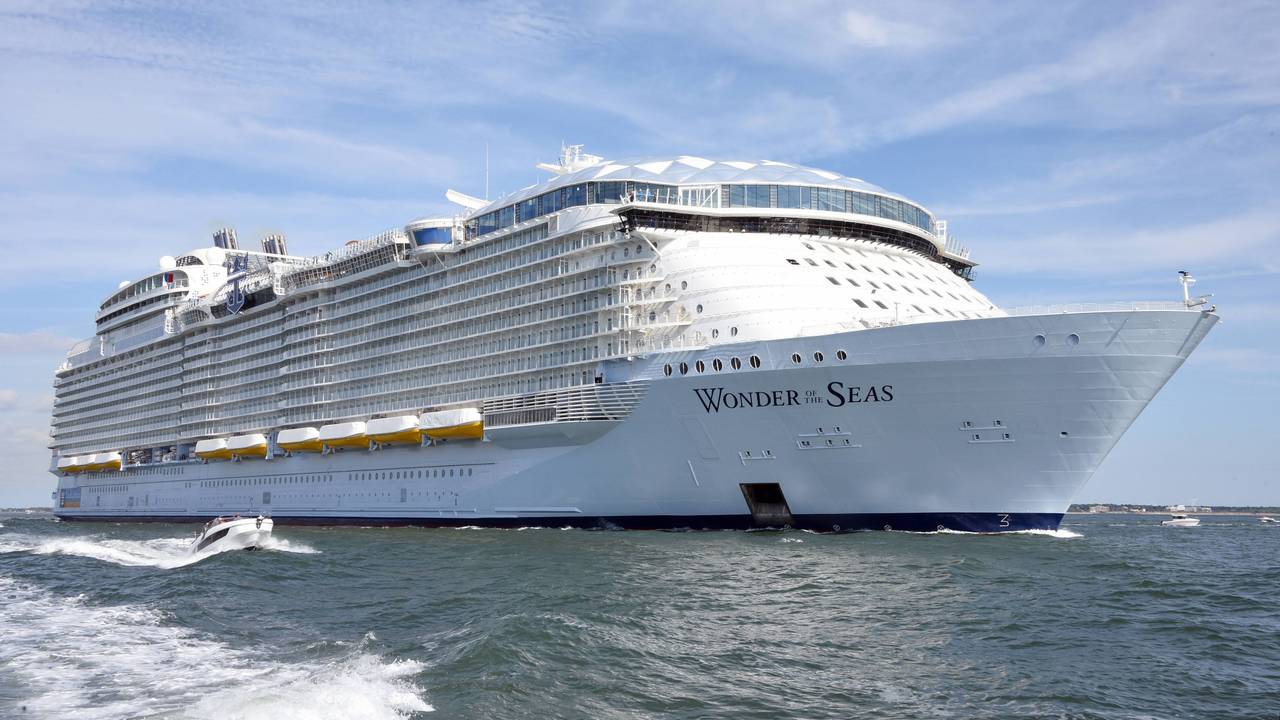 Ein Kreuzfahrtschiff der Reederei Royal Caribbean auf dem Meer.