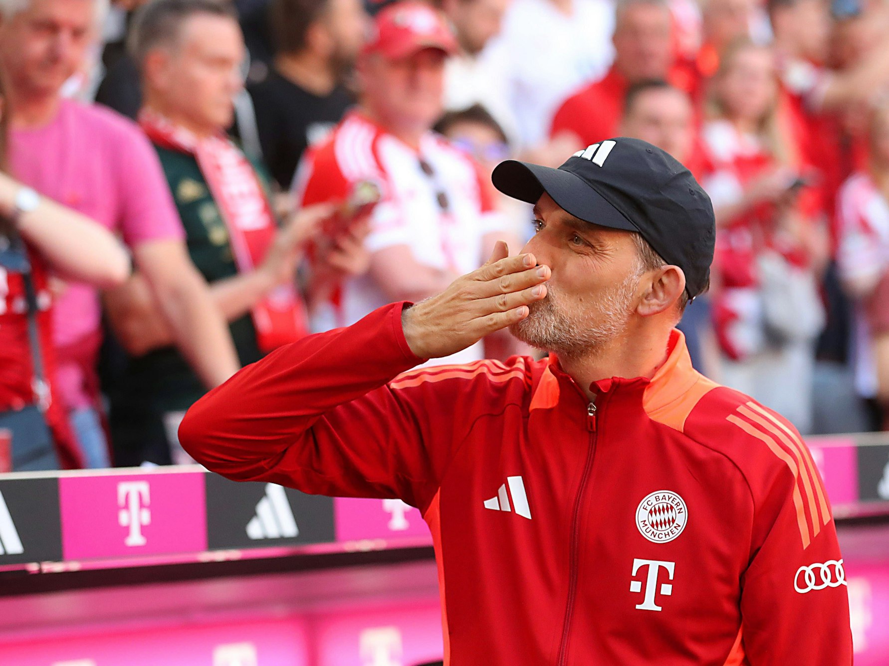 Thomas Tuchel verteilt Luftküsse an die Bayern-Fans.