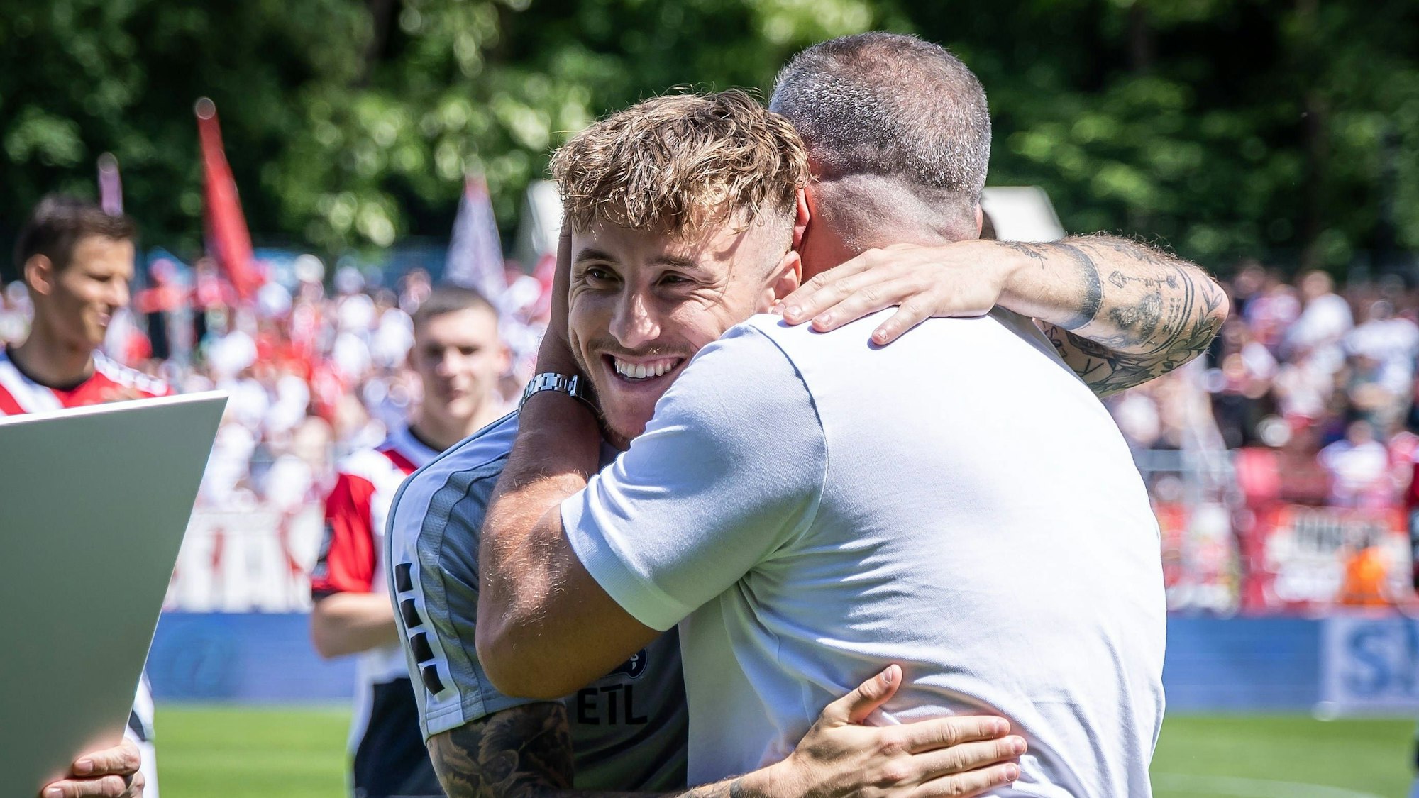 Luca Marseiler umarmt bei seinem Abschied bei Viktoria Köln Sport-Boss Franz Wunderlich.