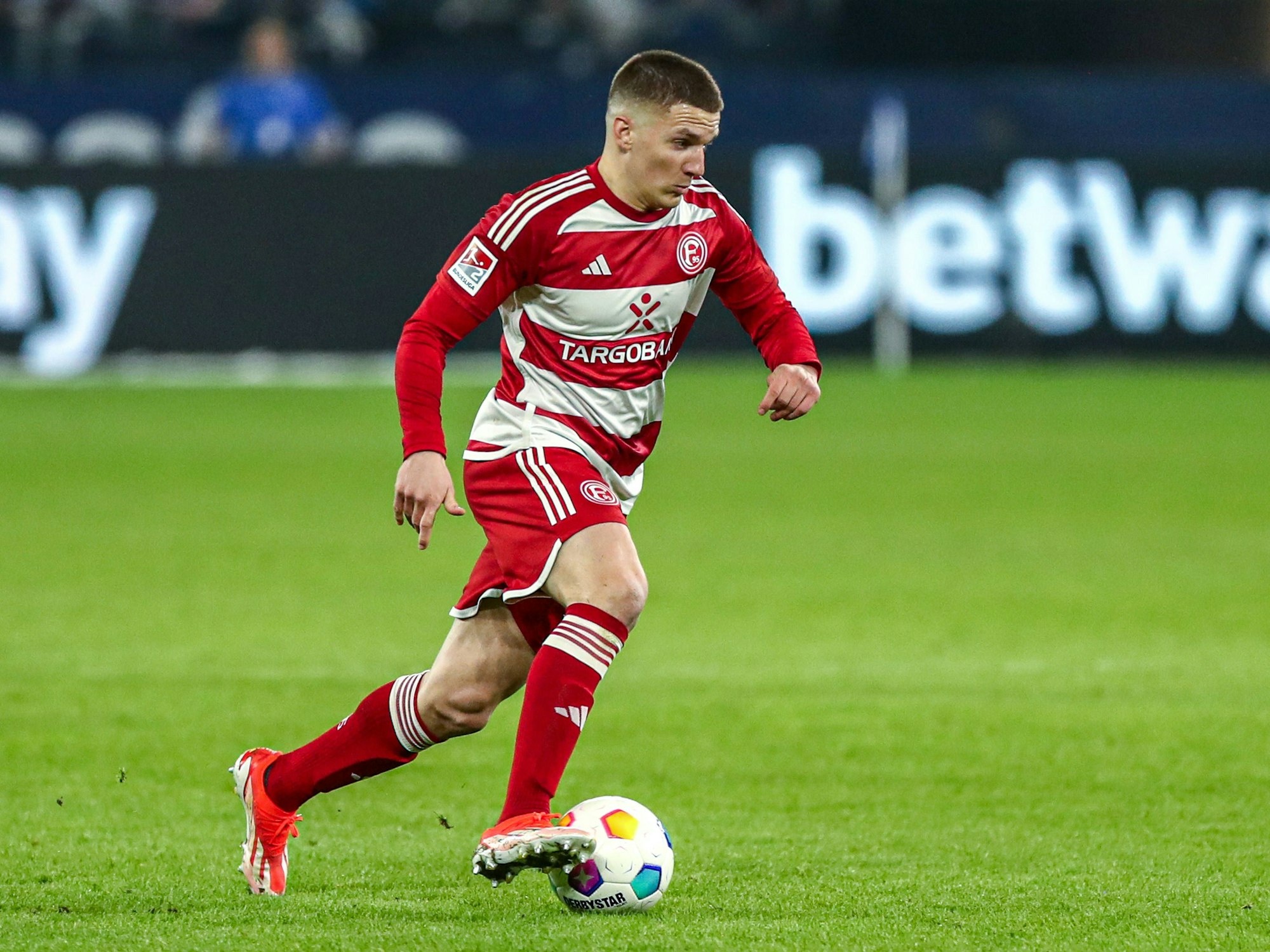 Fortuna Düsseldorfs Christos Tzolis führt den Ball im Spiel beim FC Schalke 04.