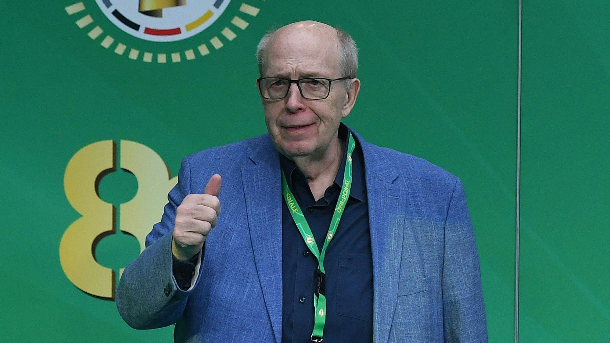 Reiner Calmund reckt auf dem Roten Teppich den Daumen nach oben.