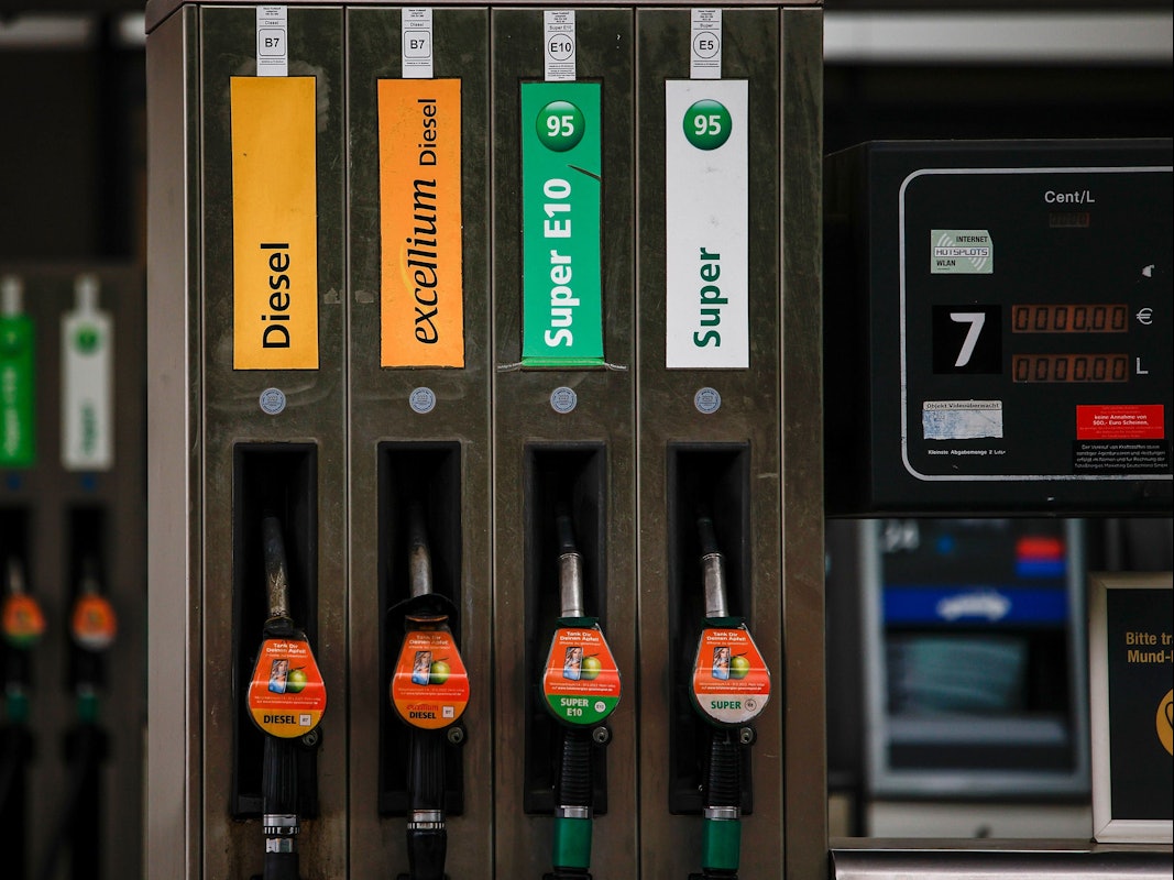 Blick auf die Zapfsäulen einer Tankstelle.