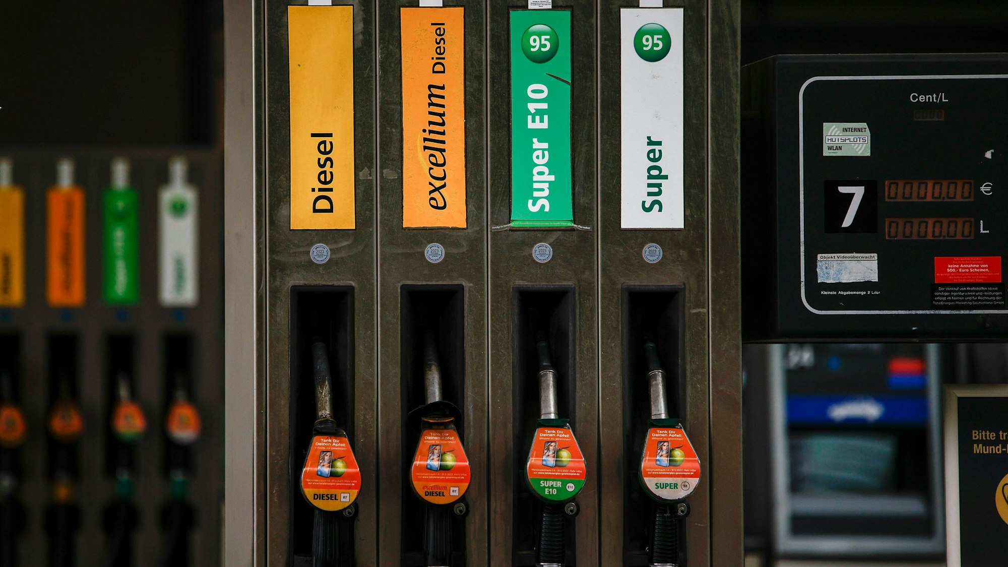 Blick auf die Zapfsäulen einer Tankstelle.