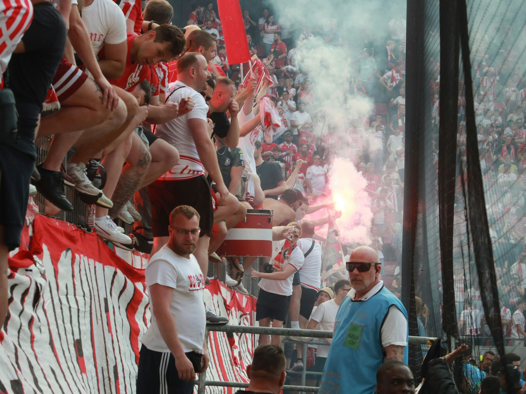 1. FC Köln gegen Union Berlin am 33. Spieltag: Fans feiern auf der Kölner Südtribüne im Rhein-Energie-Stadion.