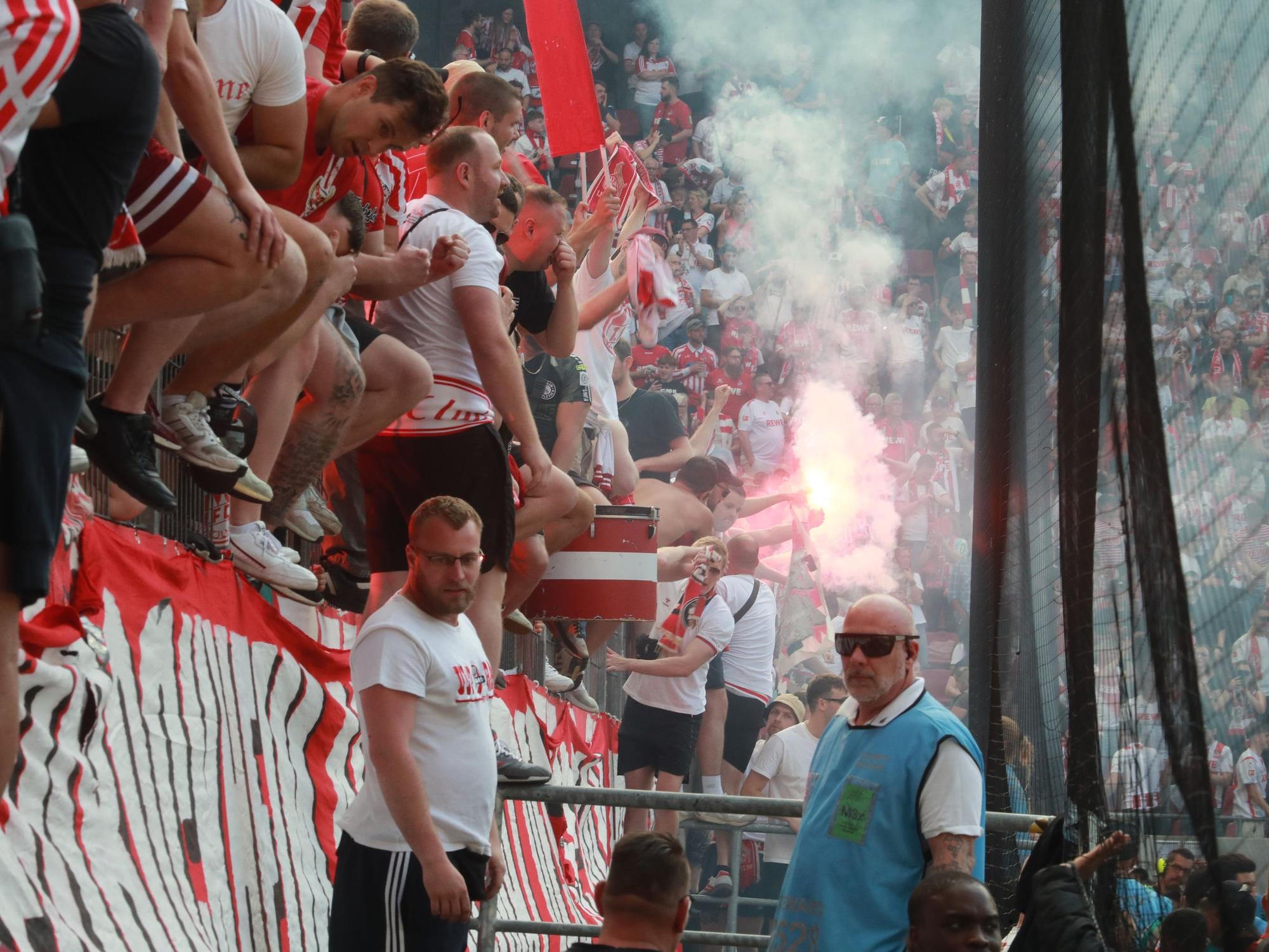 1. FC Köln gegen Union Berlin am 33. Spieltag: Fans feiern auf der Kölner Südtribüne im Rhein-Energie-Stadion.