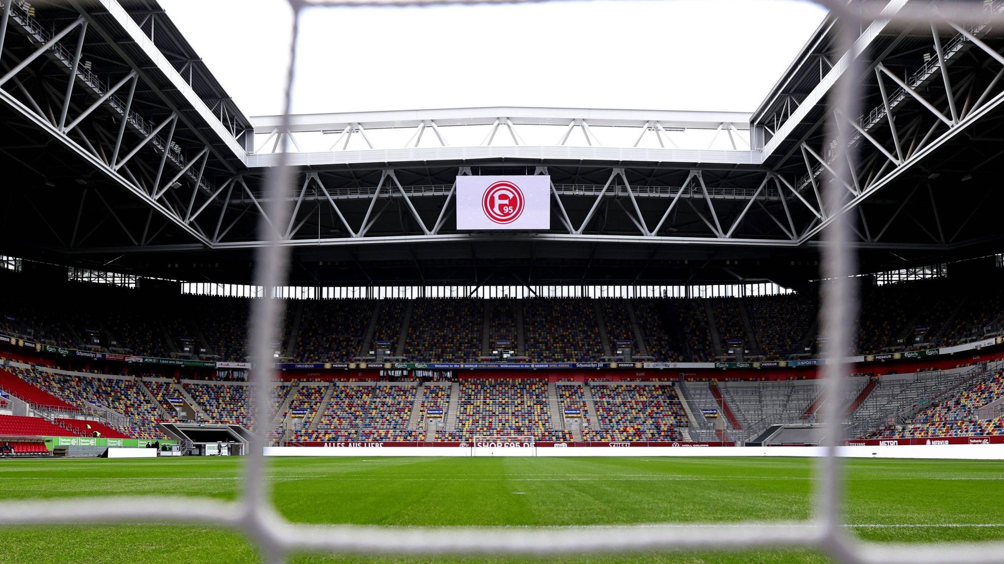 Blick in die leere Düsseldorfer Merkur-Spiel-Arena vor dem Spiel gegen den 1. FC Nürnberg.