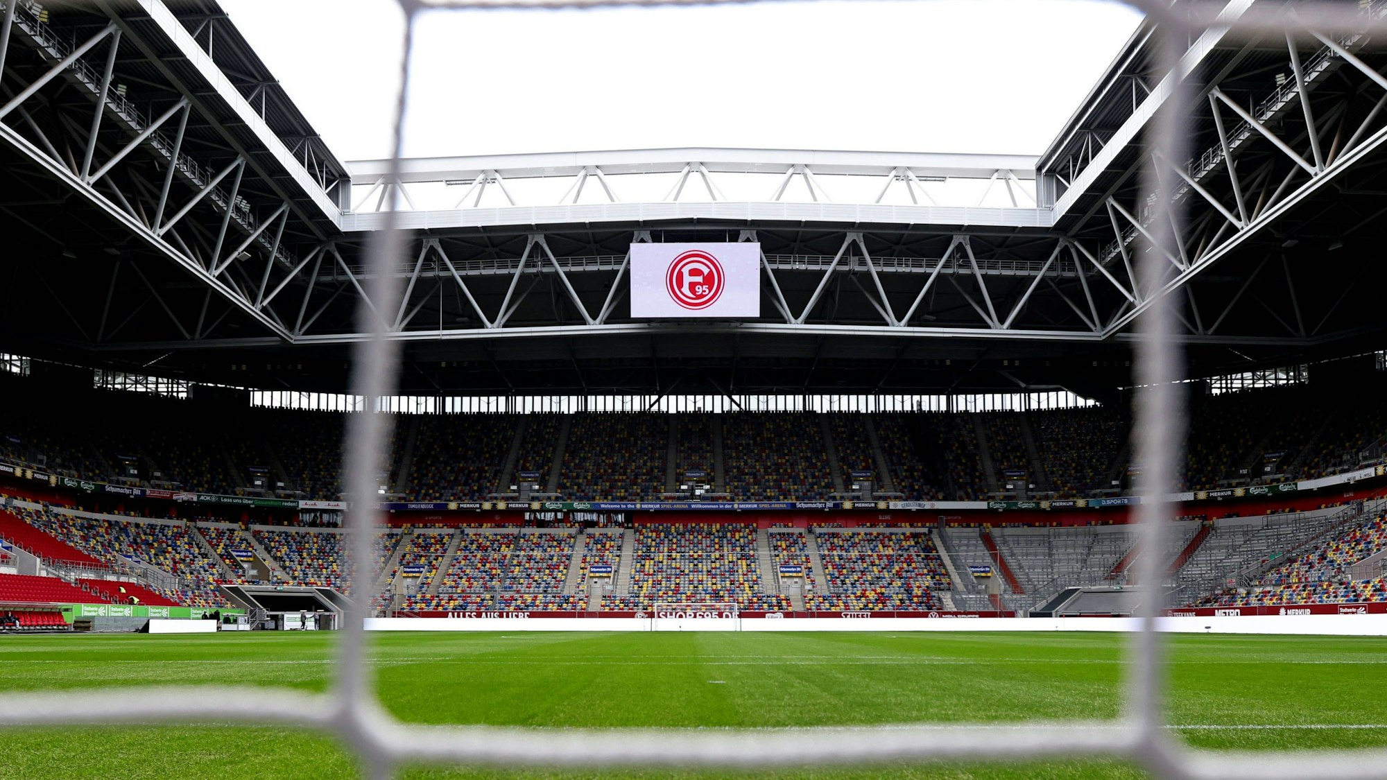 Blick in die leere Düsseldorfer Merkur-Spiel-Arena vor dem Spiel gegen den 1. FC Nürnberg.