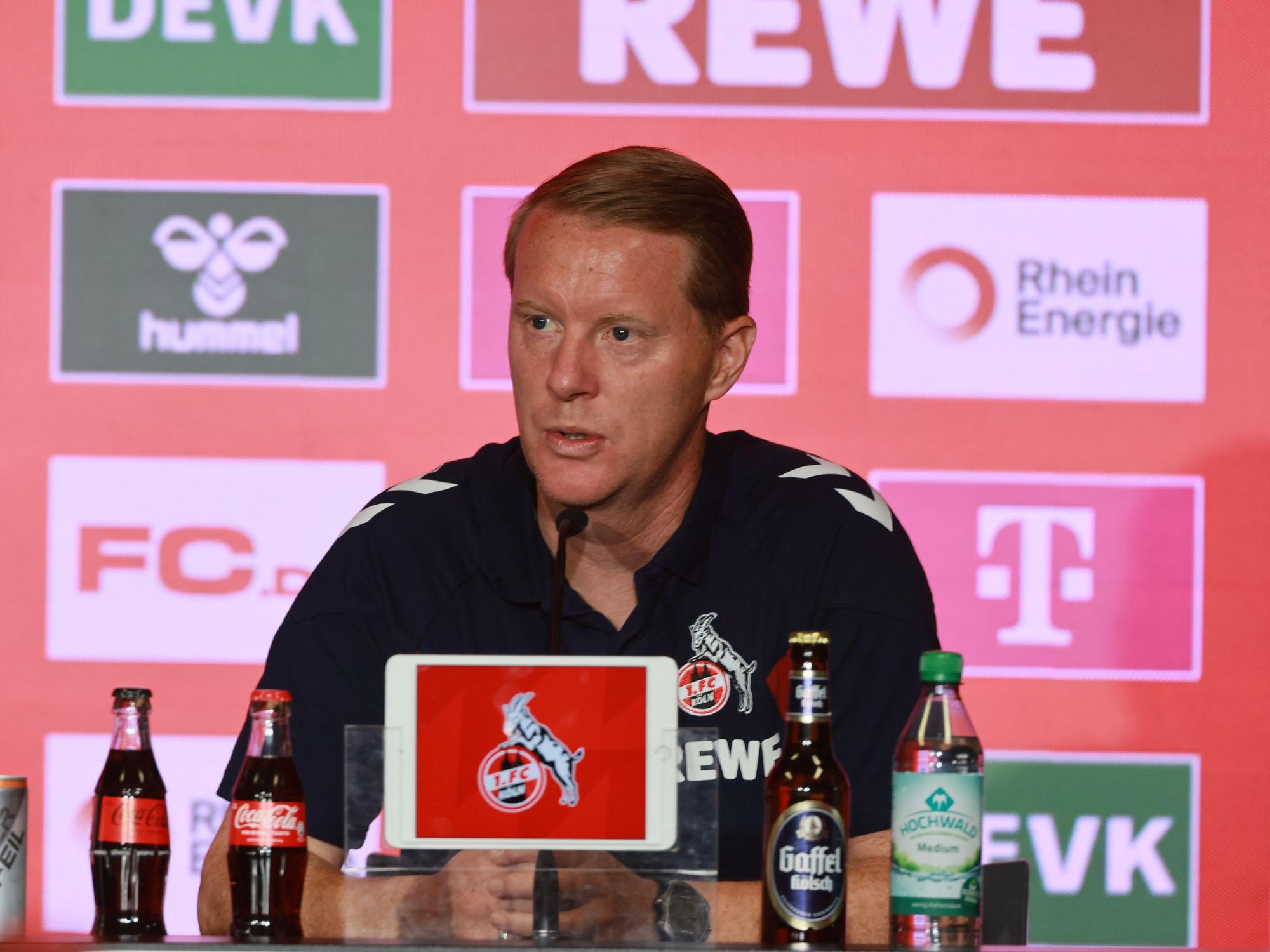 FC-Trainer Timo Schultz am 11. Mai 2024 auf der Pressekonferenz nach dem 3:2-Sieg gegen Union Berlin.