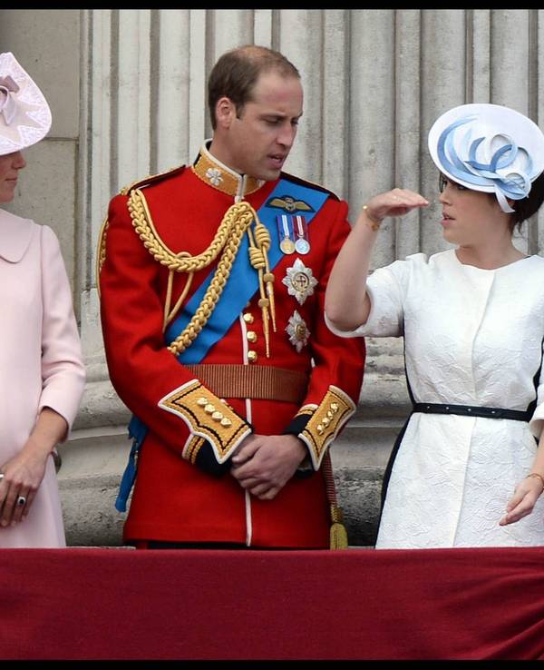 Prinz William unterhält sich mit Prinzessin Eugenie und Prinzessin Beatrice.