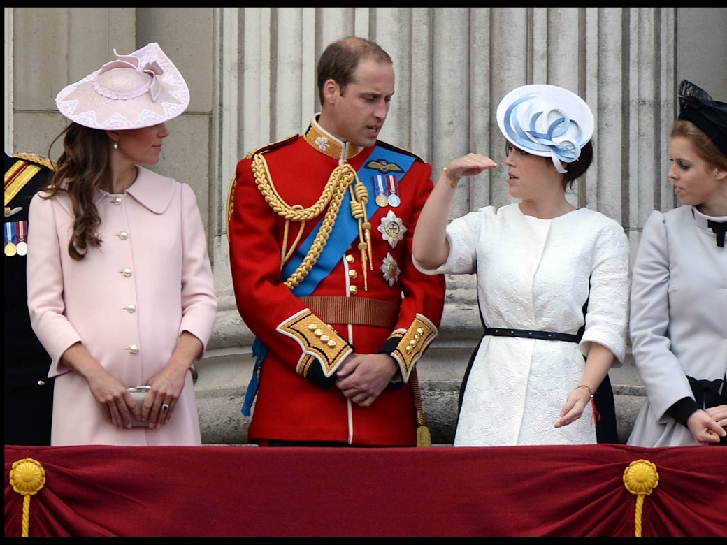 Prince William steht mit Ehefrau Kate und seinen Cousinen, Prinzessin Beatrice und Prinzessin Eugenie auf dem Balkon des Buckingham Palace. Das Foto wurde 2013 aufgenommen. Damals war Kate mit ihrem ersten Kind schwanger.