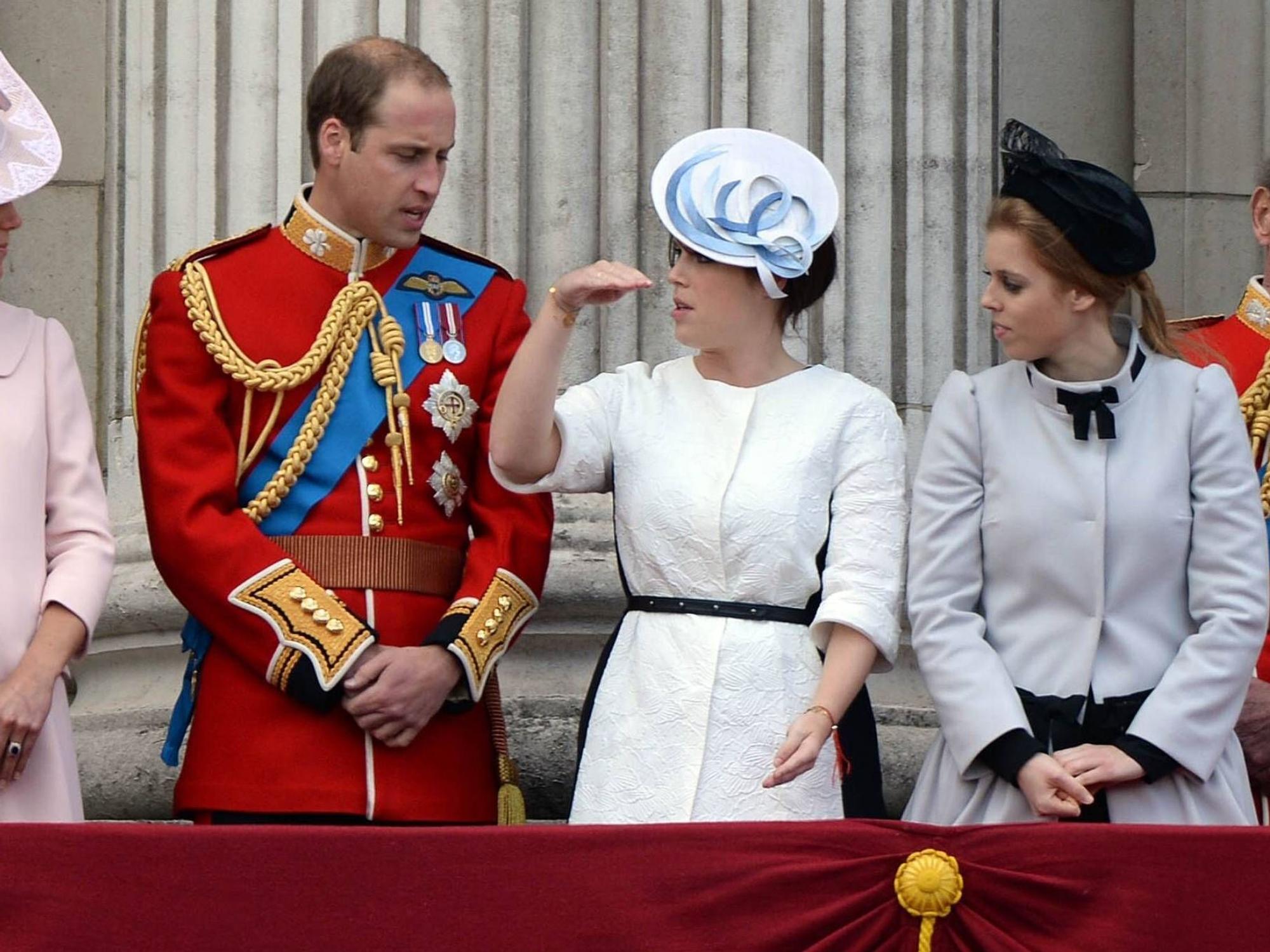 Prinz William unterhält sich mit Prinzessin Eugenie und Prinzessin Beatrice.