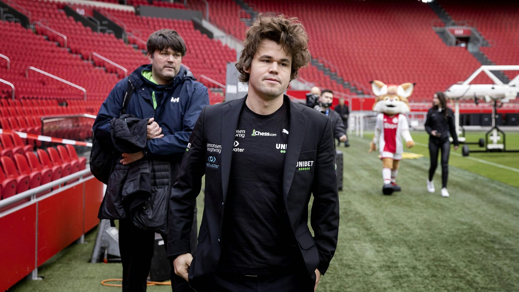 Magnus Carlsen im Stadion von Ajax Amsterdam.