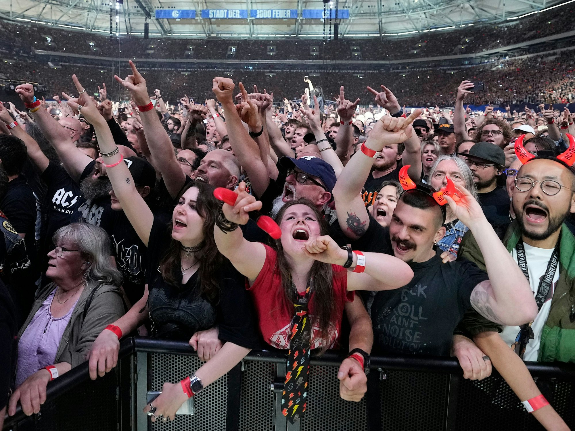 Fans beim AC/DC-Konzert in Gelsenkirchen.
