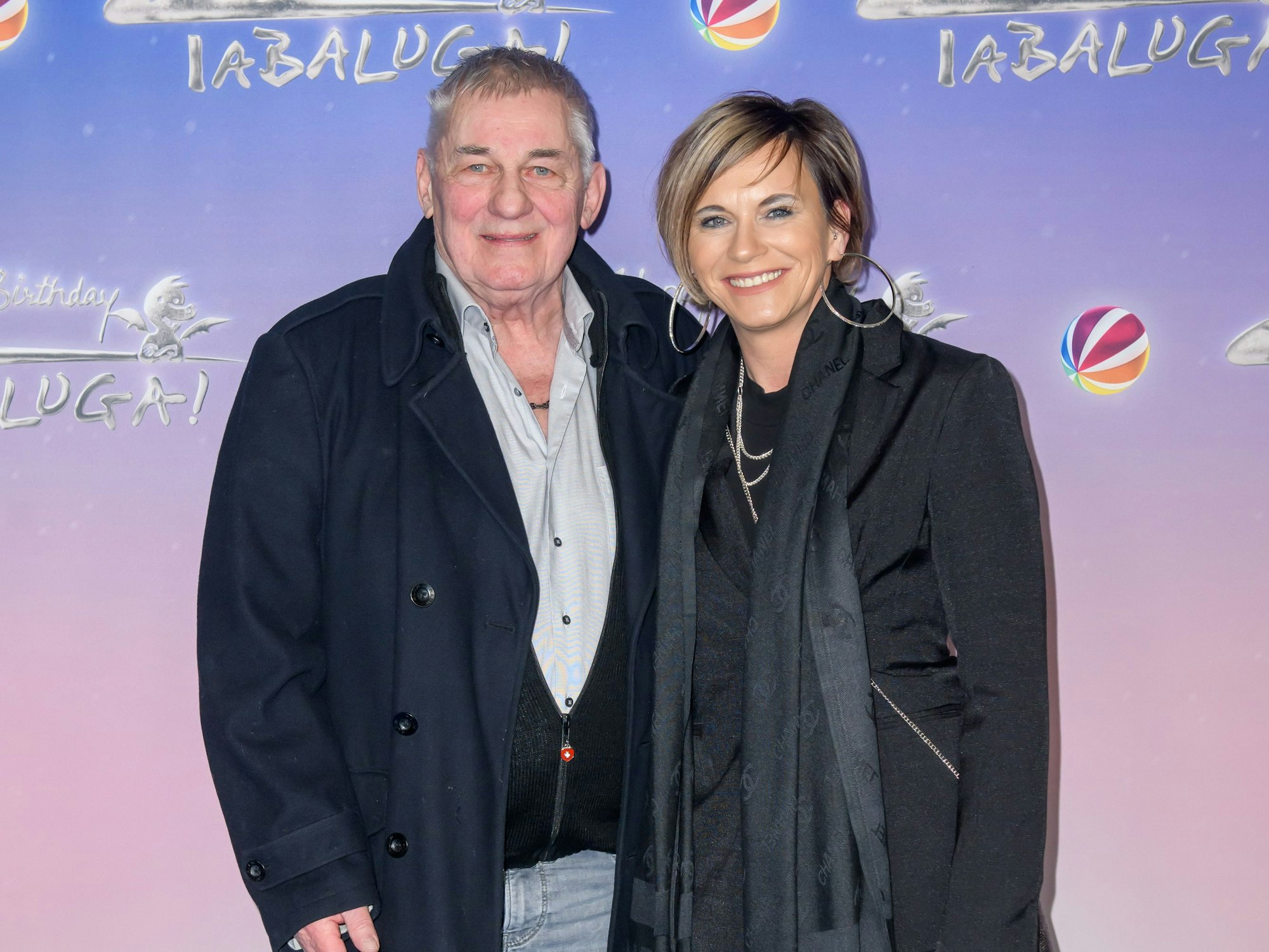 Heinz Hoenig (l), Schauspieler, und seine Frau Annika Kärsten-Hoenig kommen zu der Premiere der Sat.1-Sendung „Happy Birthday Tabaluga!“ im Zoo Palast.