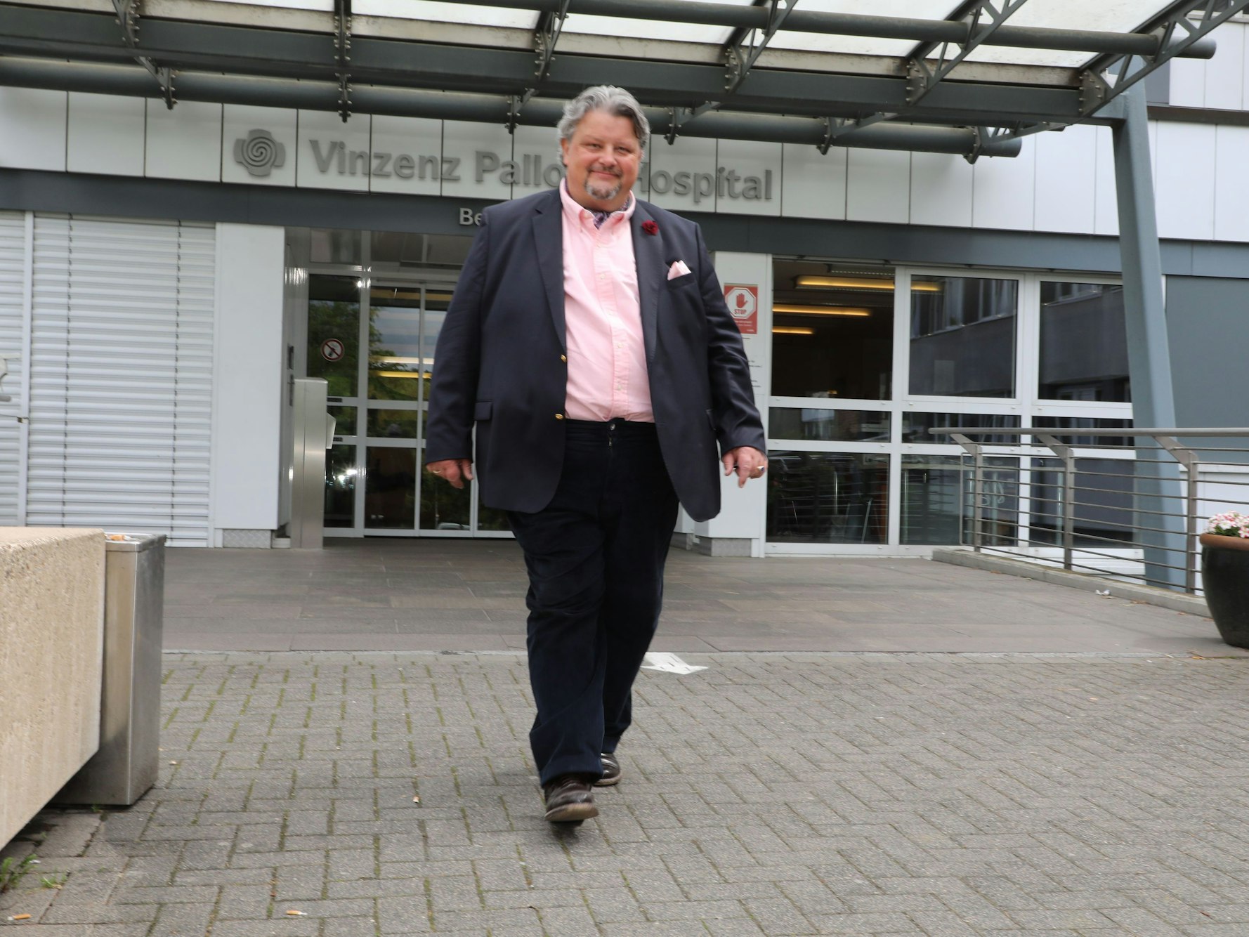 Thomas Cüpper vor dem Eingang des Vinzenz-Pallotti-Hospitals in Bensberg.