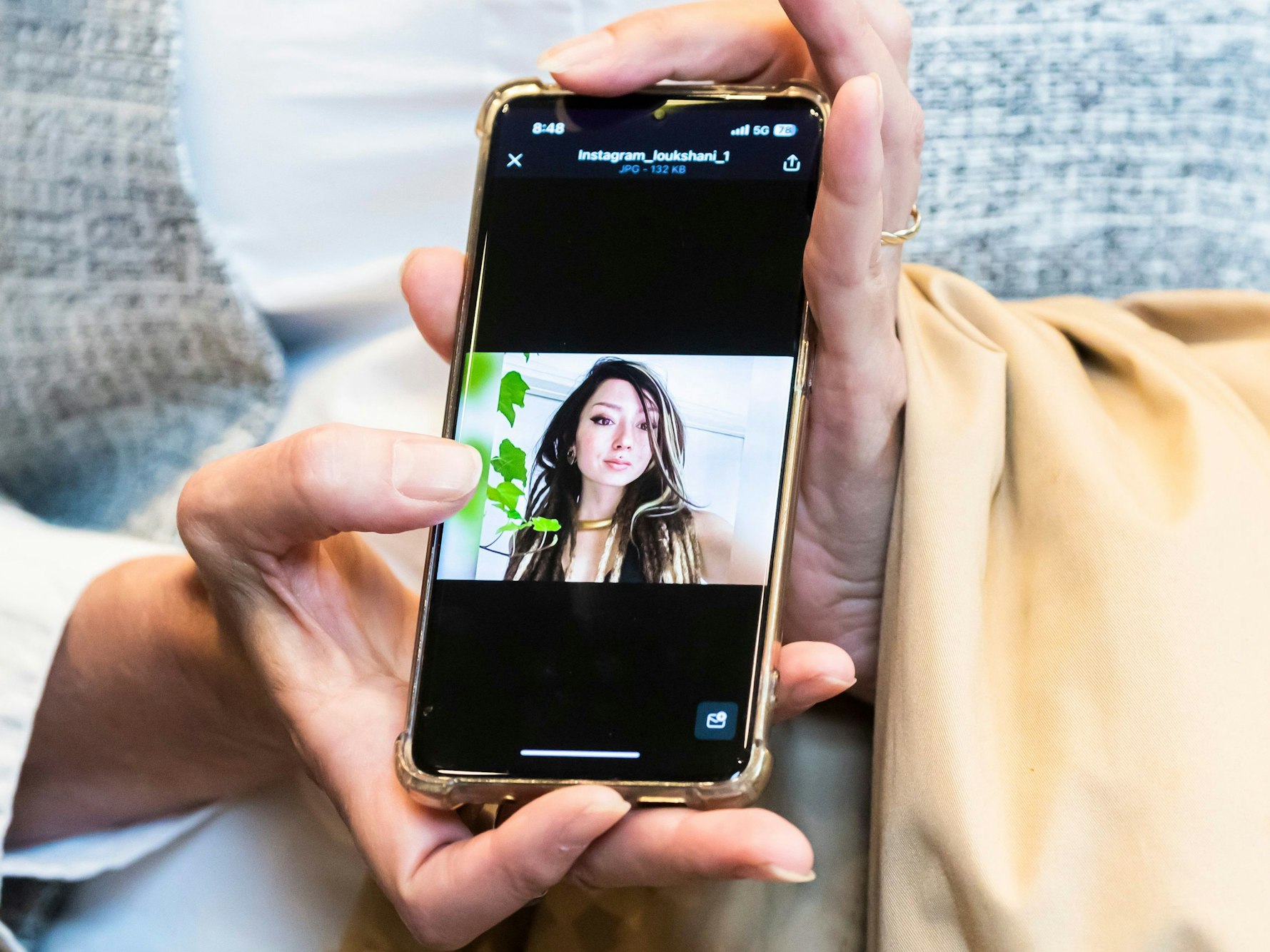 Ricarda Louk zeigt im Oktober 2023 bei einem Treffen mit Bundestagspräsidentin Bas ein Foto ihrer durch die Hamas entführten Tochter Shani Louk.