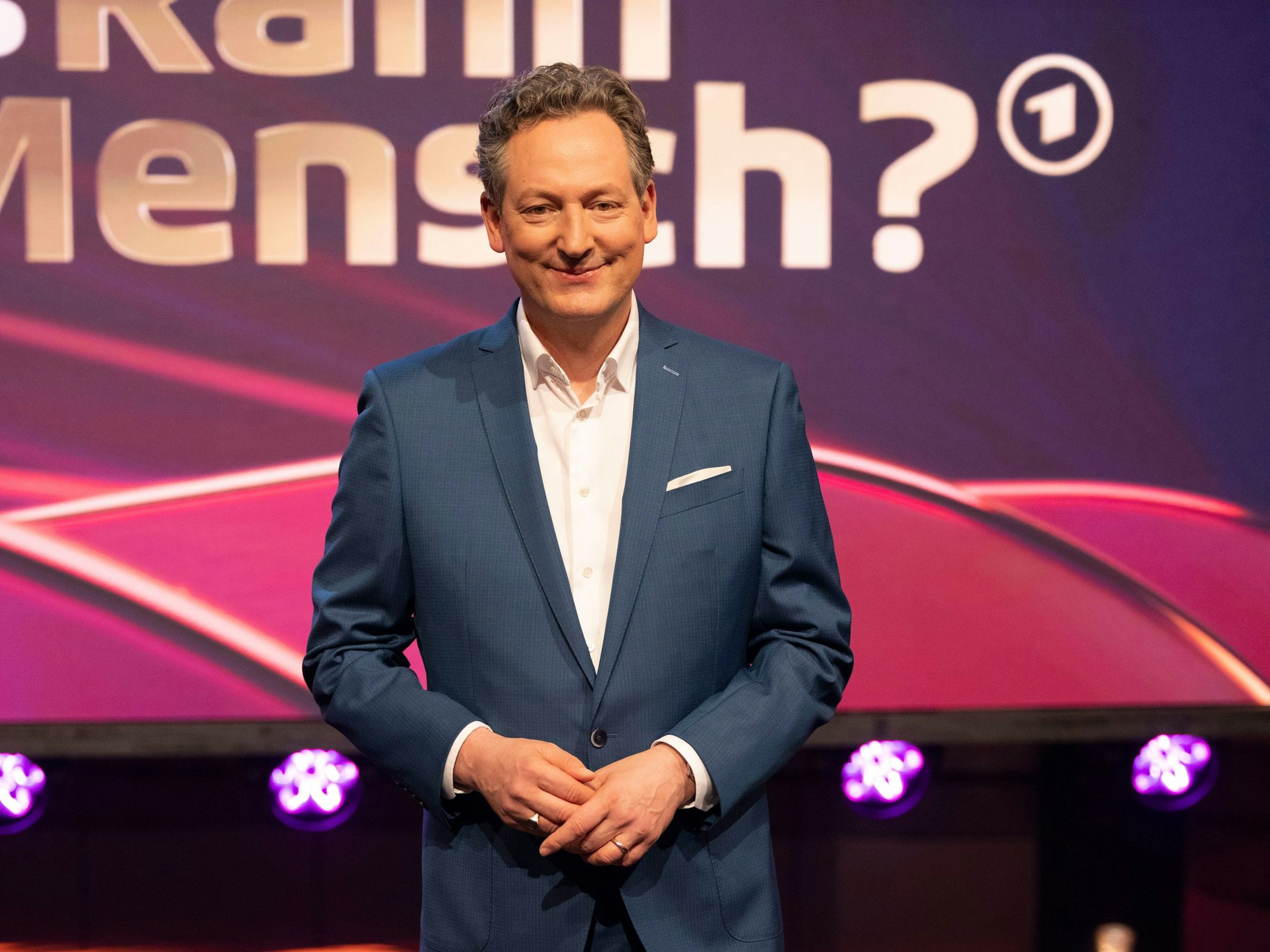 Der Moderator Eckart von Hirschhausen steht im April 2023 vor der Aufzeichnung der ARD Show „Was kann der Mensch“ im Fernsehstudio.