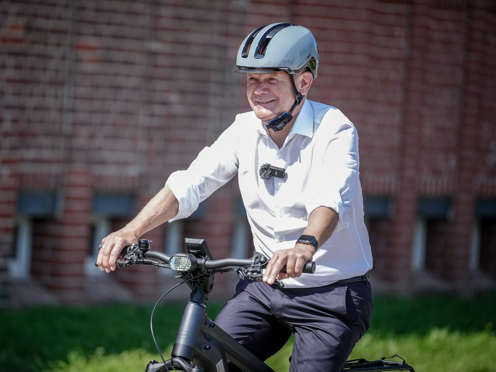 Bundeskanzler Olaf Scholz (SPD) testete am 15. August 2023 in Teltow ein E-Bike eines Fahrradladens im Rahmen seiner Sommerreise durch seinen Wahlkreis. Über Pfingsten plant der Kanzler eine Radtour.