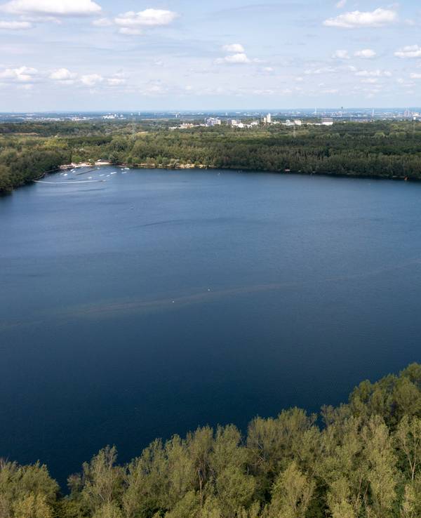 Blick auf einen See aus der Luft.