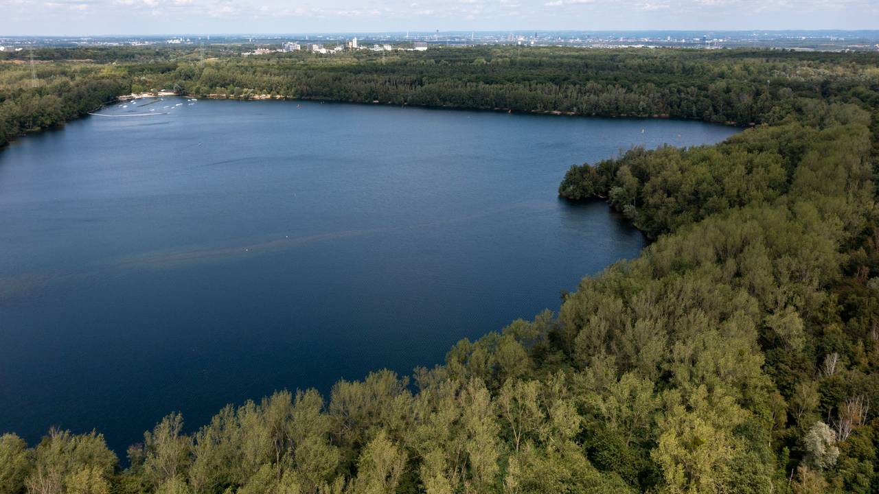Blick auf einen See aus der Luft.