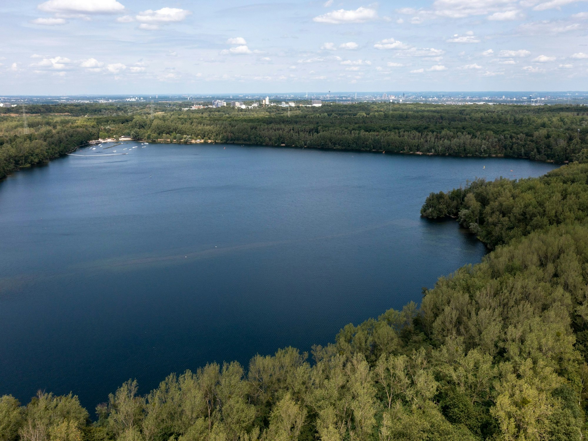 Blick auf einen See aus der Luft.