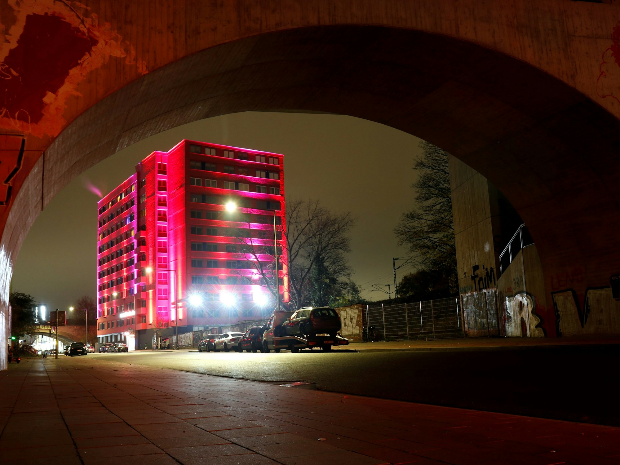 Das Großbordell Pascha an der Hornstraße leuchtet in der Nacht.