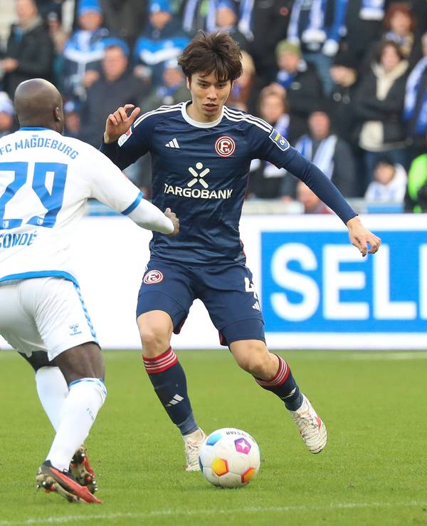 Fortuna Düsseldorfs Ao Tanaka und Magdeburgs Amara Condé kämpfen um den Ball.