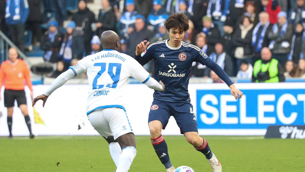 Fortuna Düsseldorfs Ao Tanaka und Magdeburgs Amara Condé kämpfen um den Ball.