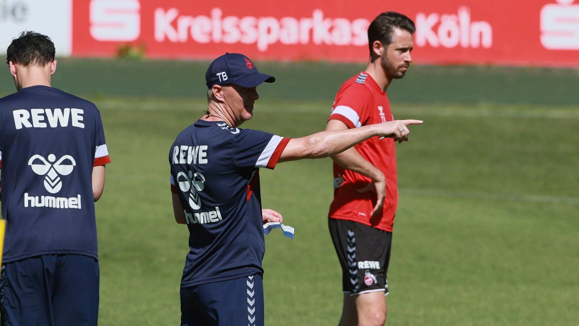 Timo Schultz gibt beim Training des 1. FC Köln Anweisungen.