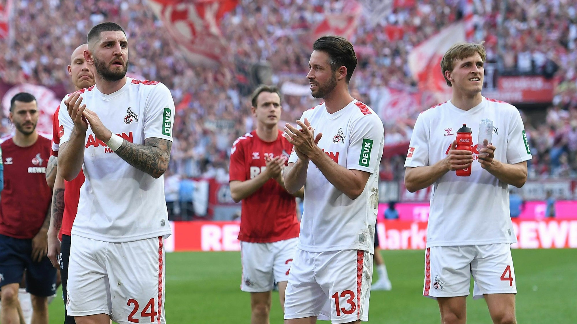 Jeff Chabot, Mark Uth und Timo Hübers am 11. Mai 2024 nach dem FC-Spiel gegen Union Berlin.