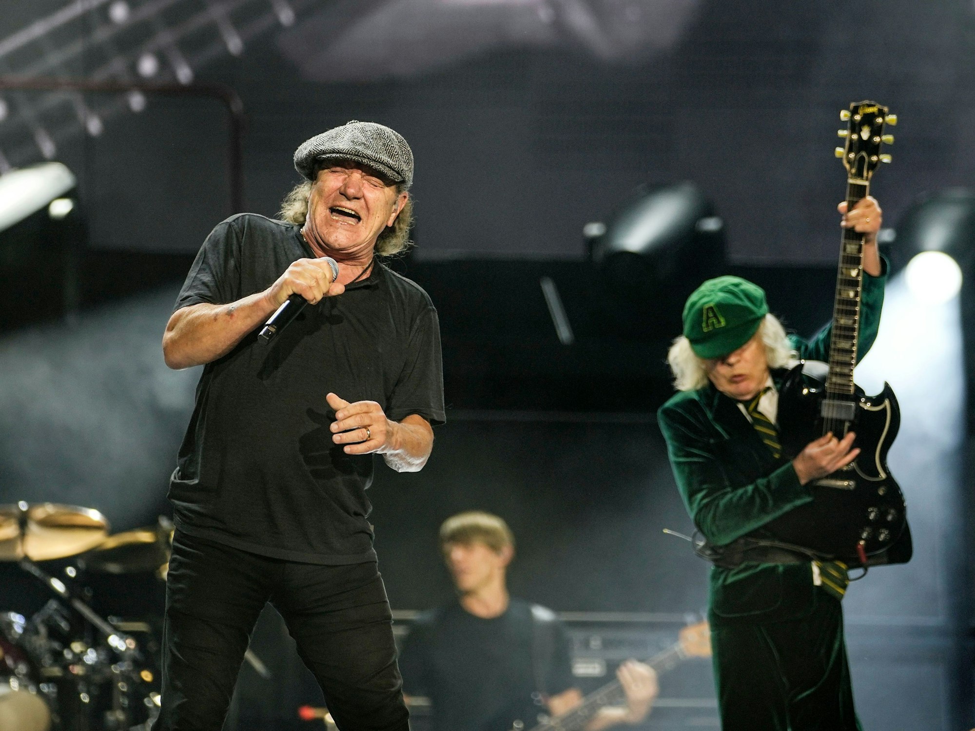 AC/DC auf Schalke: Brian Johnson und Angus Young performen auf der Bühne.