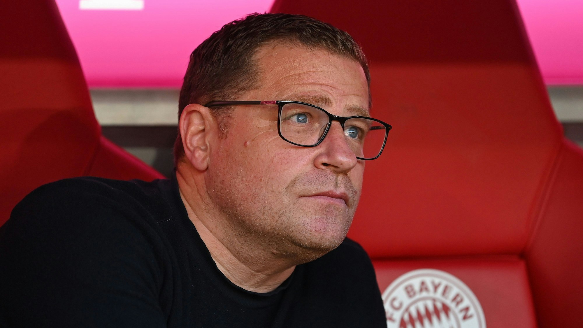 Max Eberl sitzt beim FC Bayern München auf der Bank.