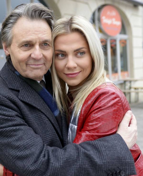 Jo Gerner (Wolfgang Bahro) und Sunny Richter (Valentina Pahde) verabschieden sich schweren Herzens voneinander - aufgenommen bei Dreharbeiten zur Folge 7734 von «Gute Zeiten, schlechte Zeiten» 2023.