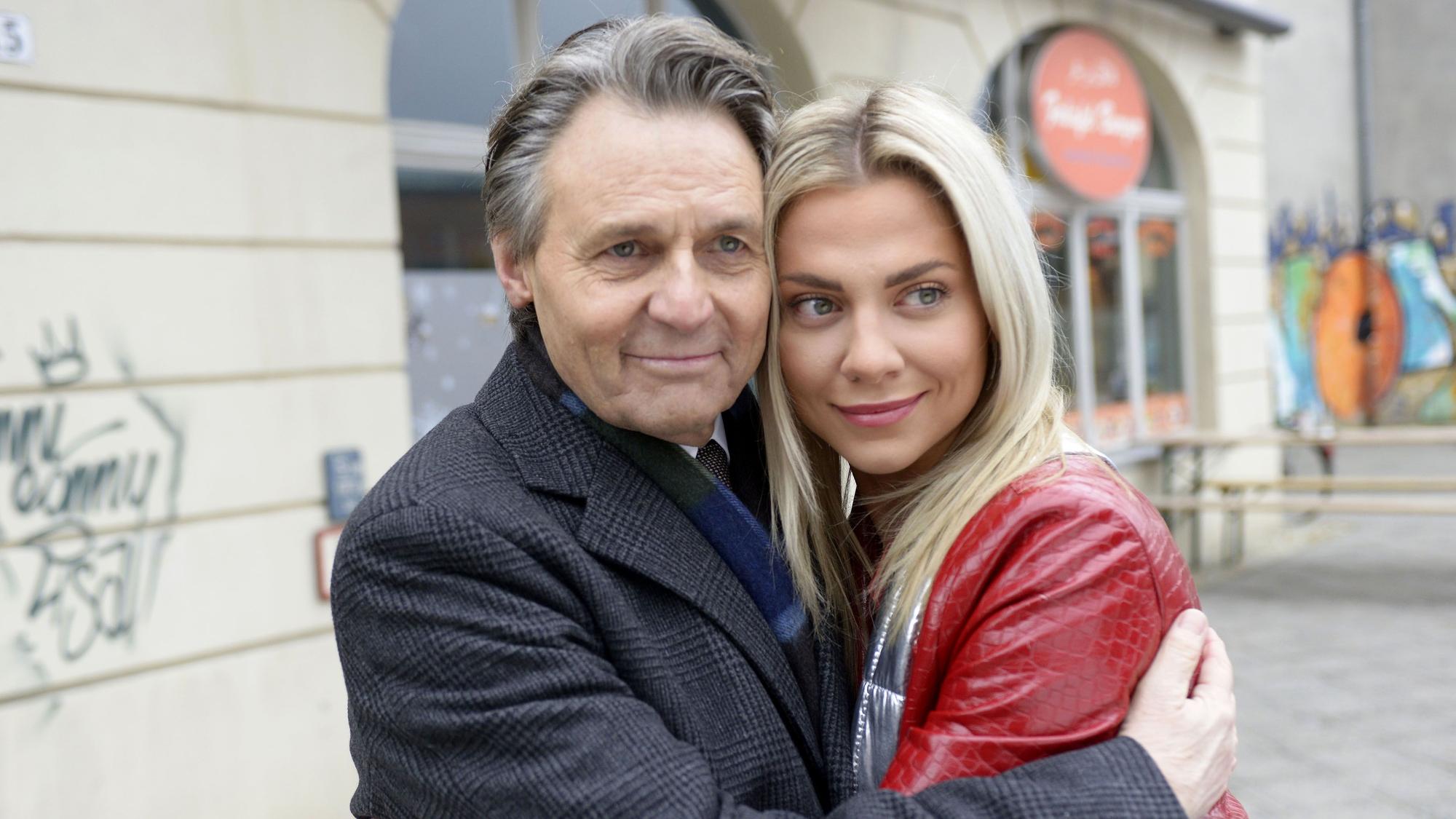 Jo Gerner (Wolfgang Bahro) und Sunny Richter (Valentina Pahde) verabschieden sich schweren Herzens voneinander - aufgenommen bei Dreharbeiten zur Folge 7734 von «Gute Zeiten, schlechte Zeiten» 2023.