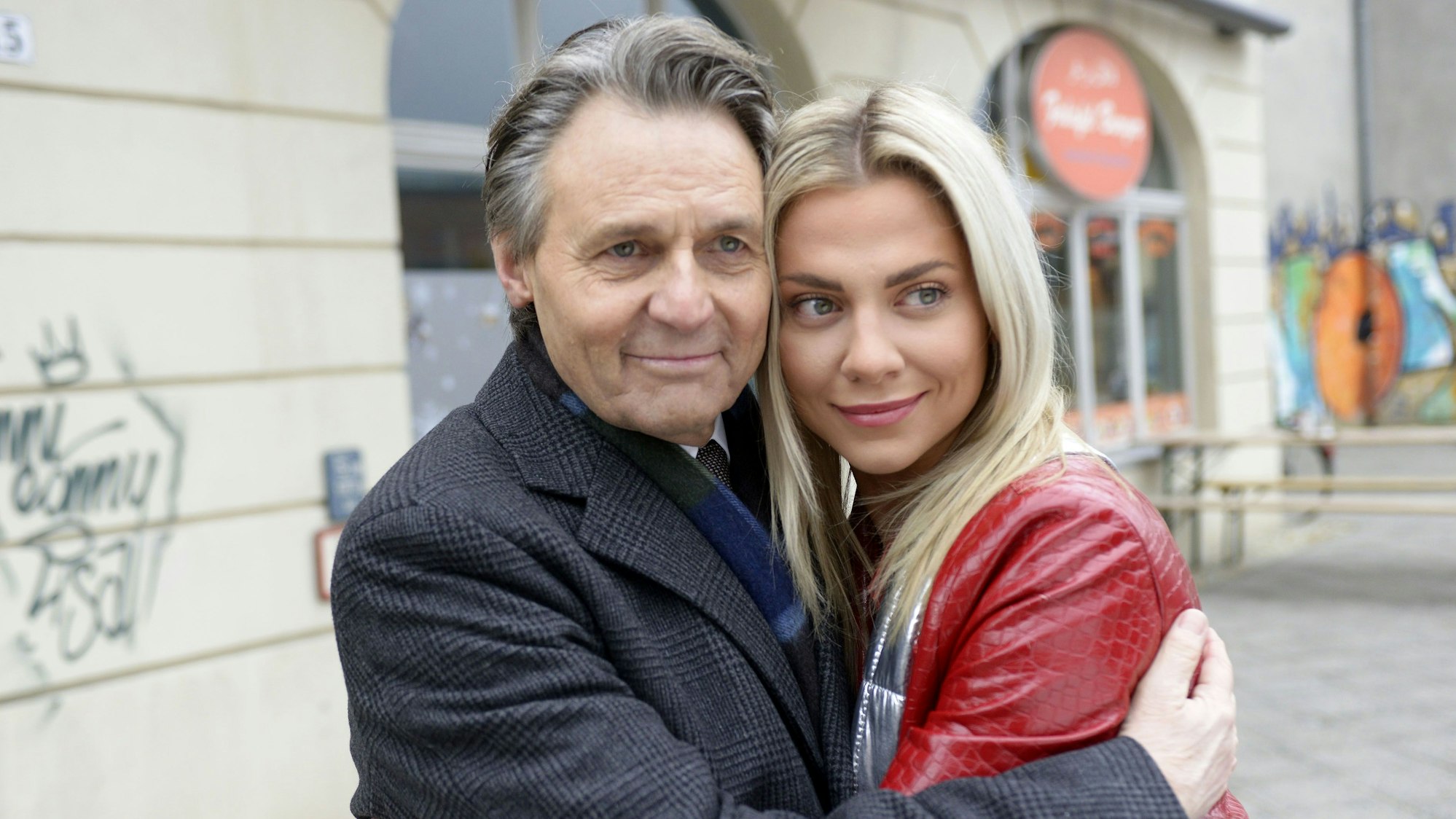 Jo Gerner (Wolfgang Bahro) und Sunny Richter (Valentina Pahde) verabschieden sich schweren Herzens voneinander - aufgenommen bei Dreharbeiten zur Folge 7734 von «Gute Zeiten, schlechte Zeiten» 2023.