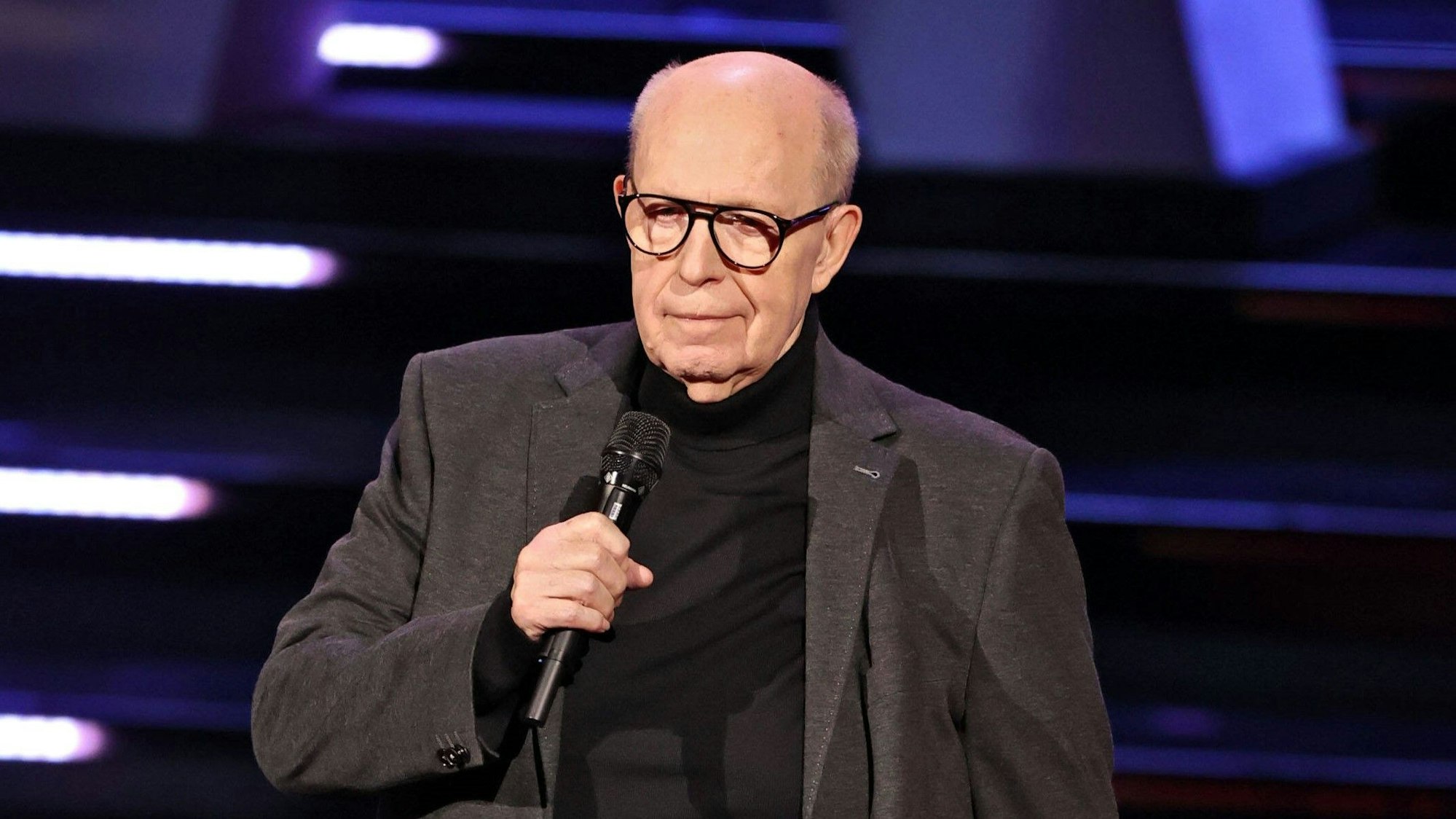 Reiner Calmund spricht bei einem ARD-Auftritt ins Mikrofon.