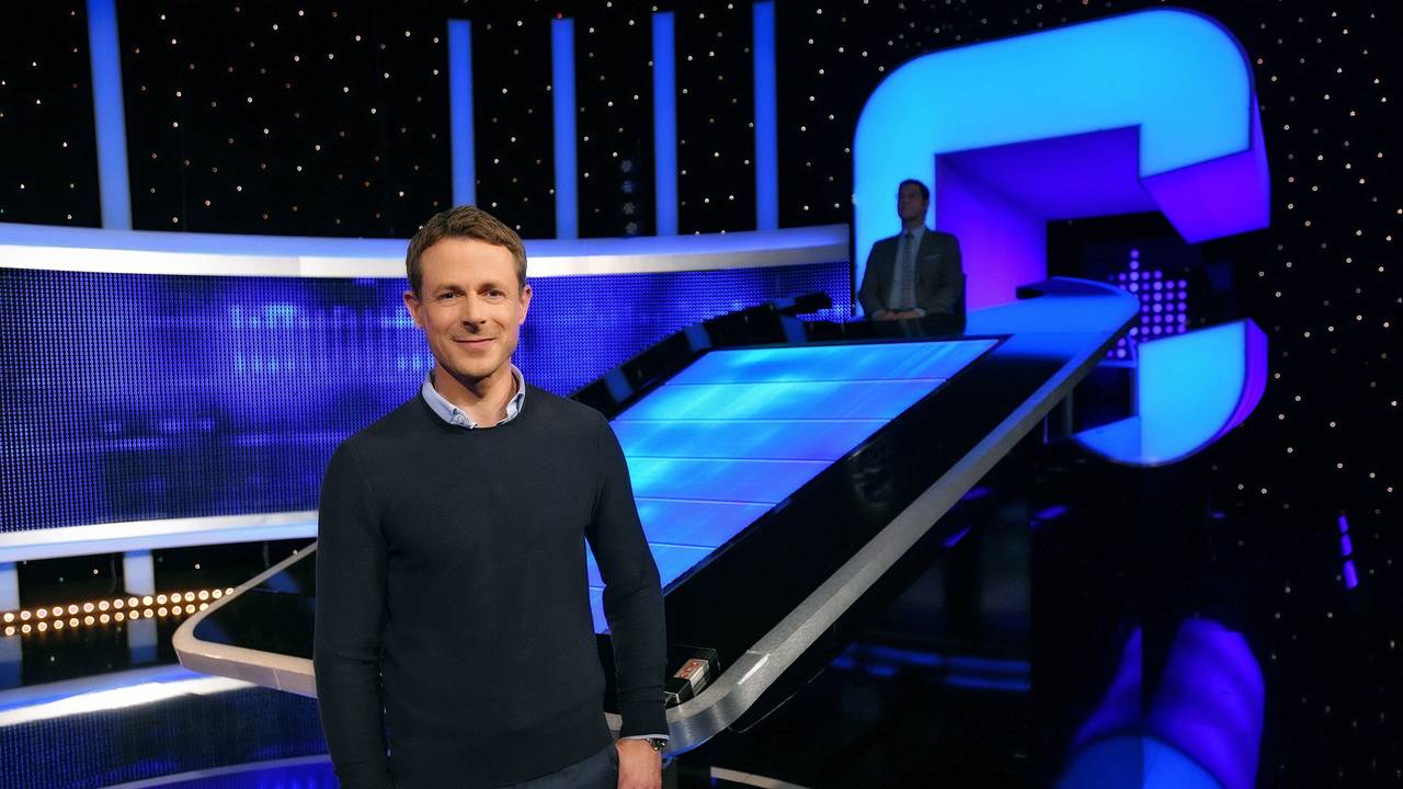 Moderator Alexander Bommes steht in der Studiokulisse von „Gefragt - Gejagt“.