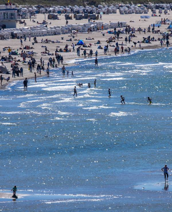 Urlauberinnen und Urlauber an der Ostsee.
