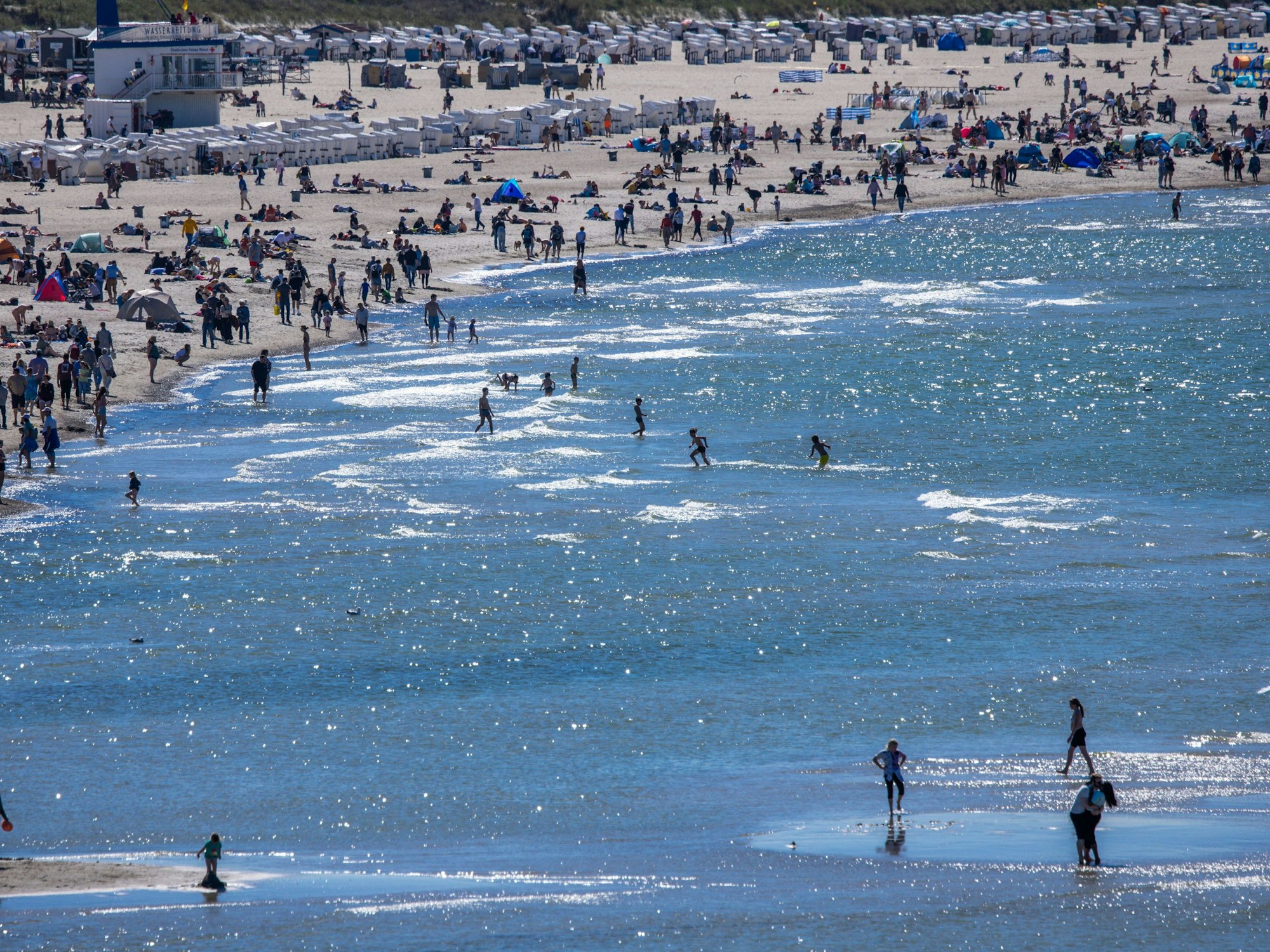 Urlauberinnen und Urlauber an der Ostsee.