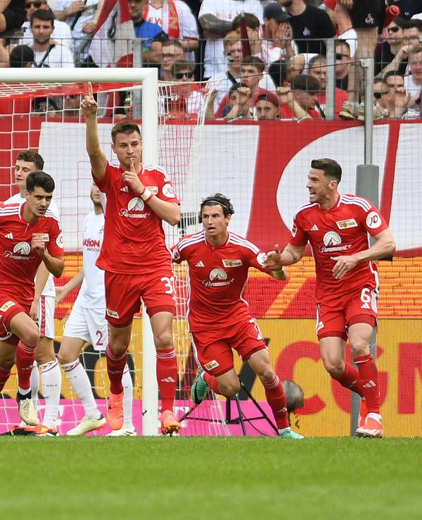 Die Spieler von Union Berlin jubeln gegen den 1. FC Köln.