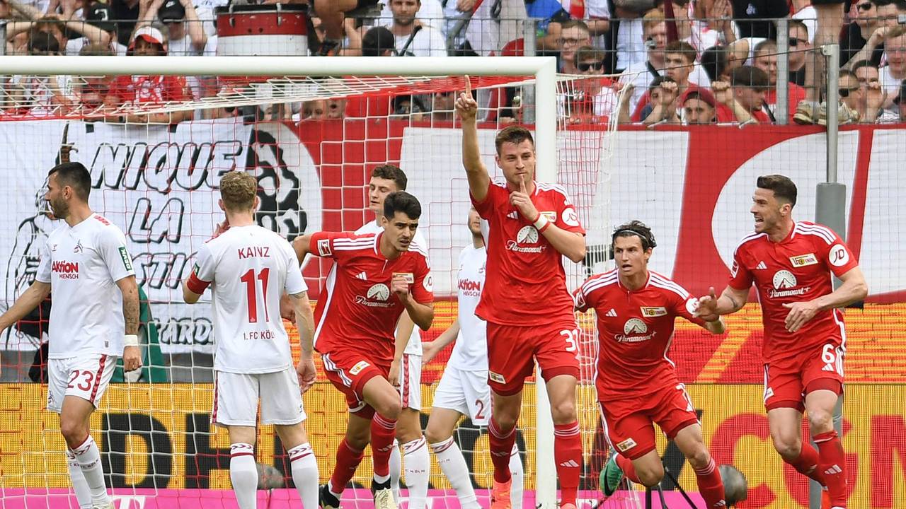 Die Spieler von Union Berlin jubeln gegen den 1. FC Köln.
