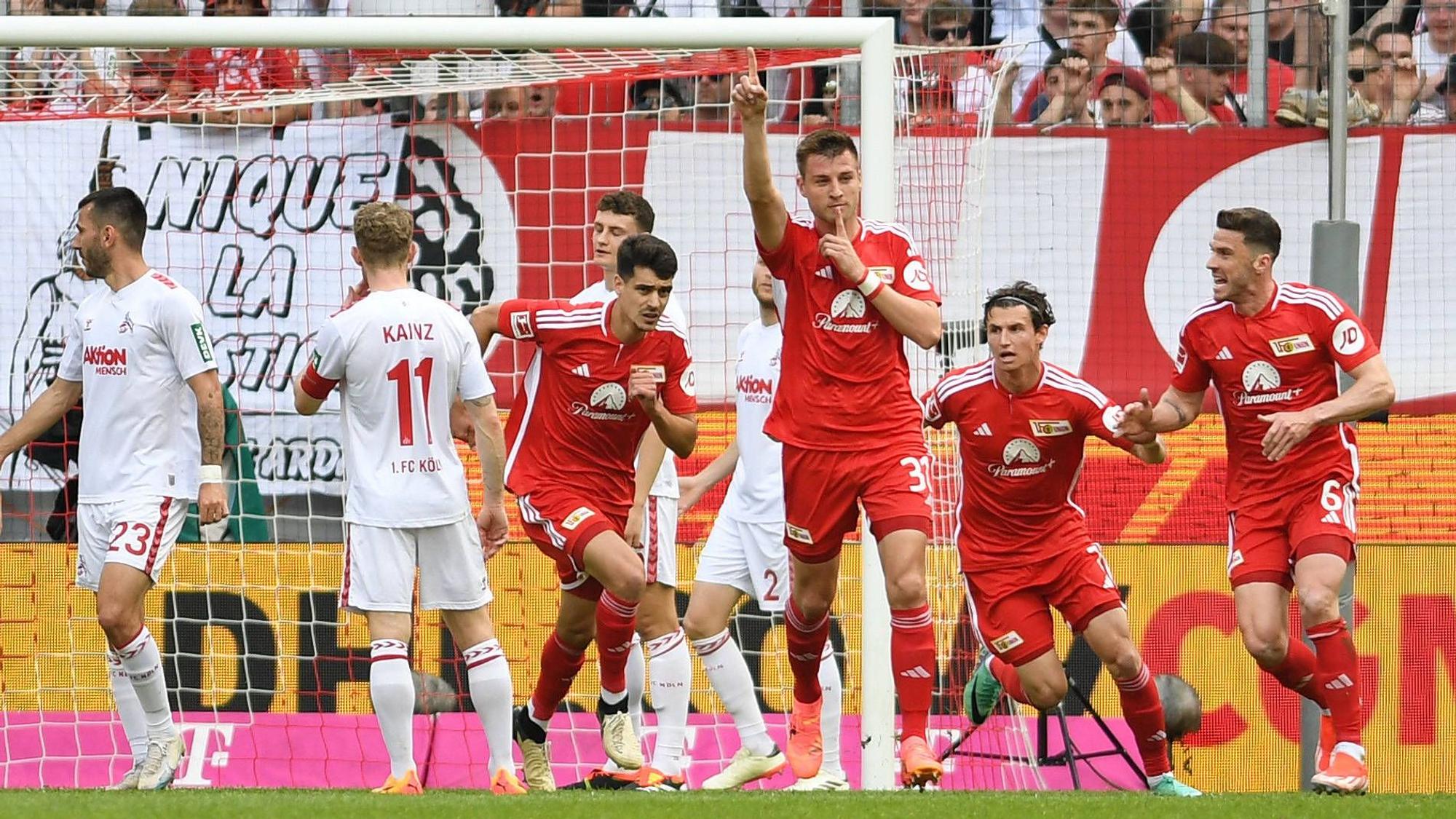 Die Spieler von Union Berlin jubeln gegen den 1. FC Köln.