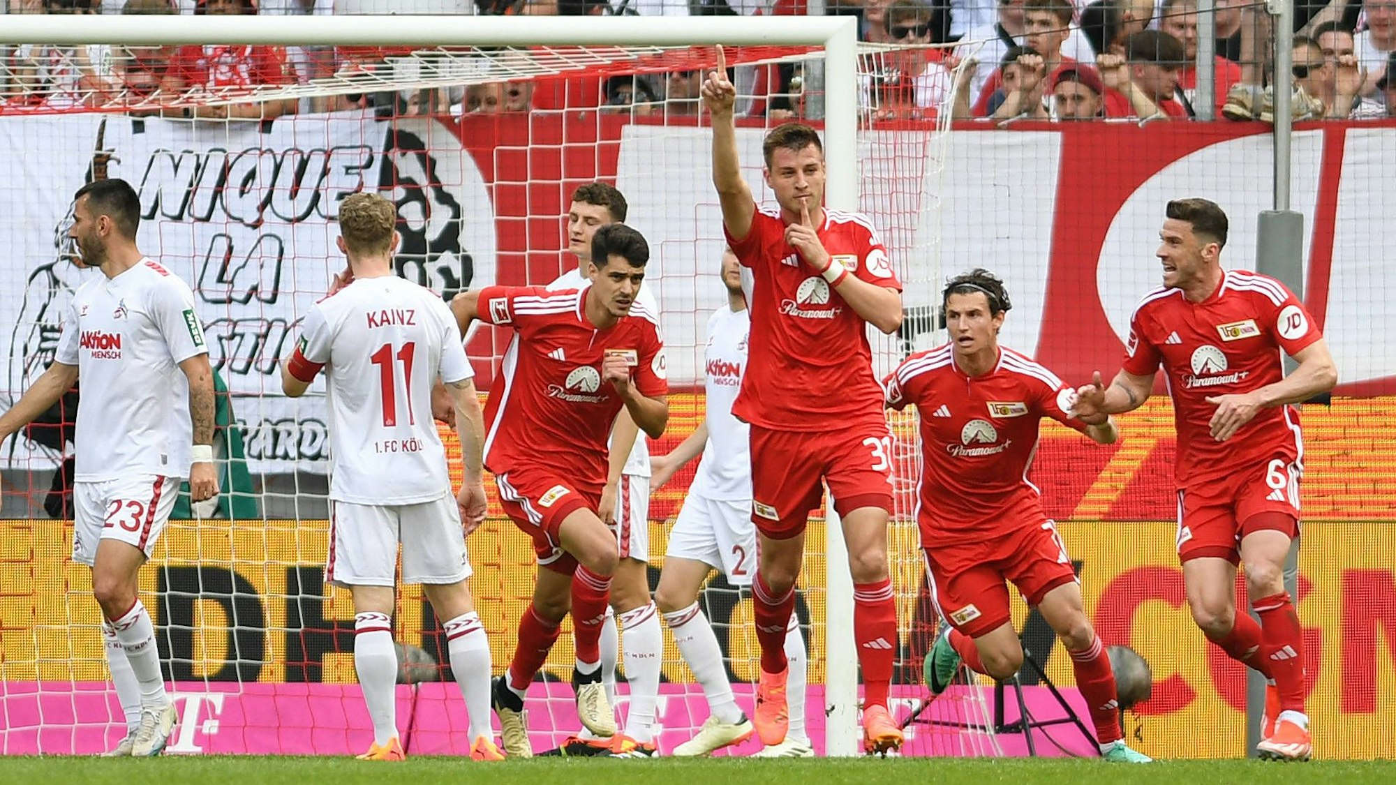 Die Spieler von Union Berlin jubeln gegen den 1. FC Köln.
