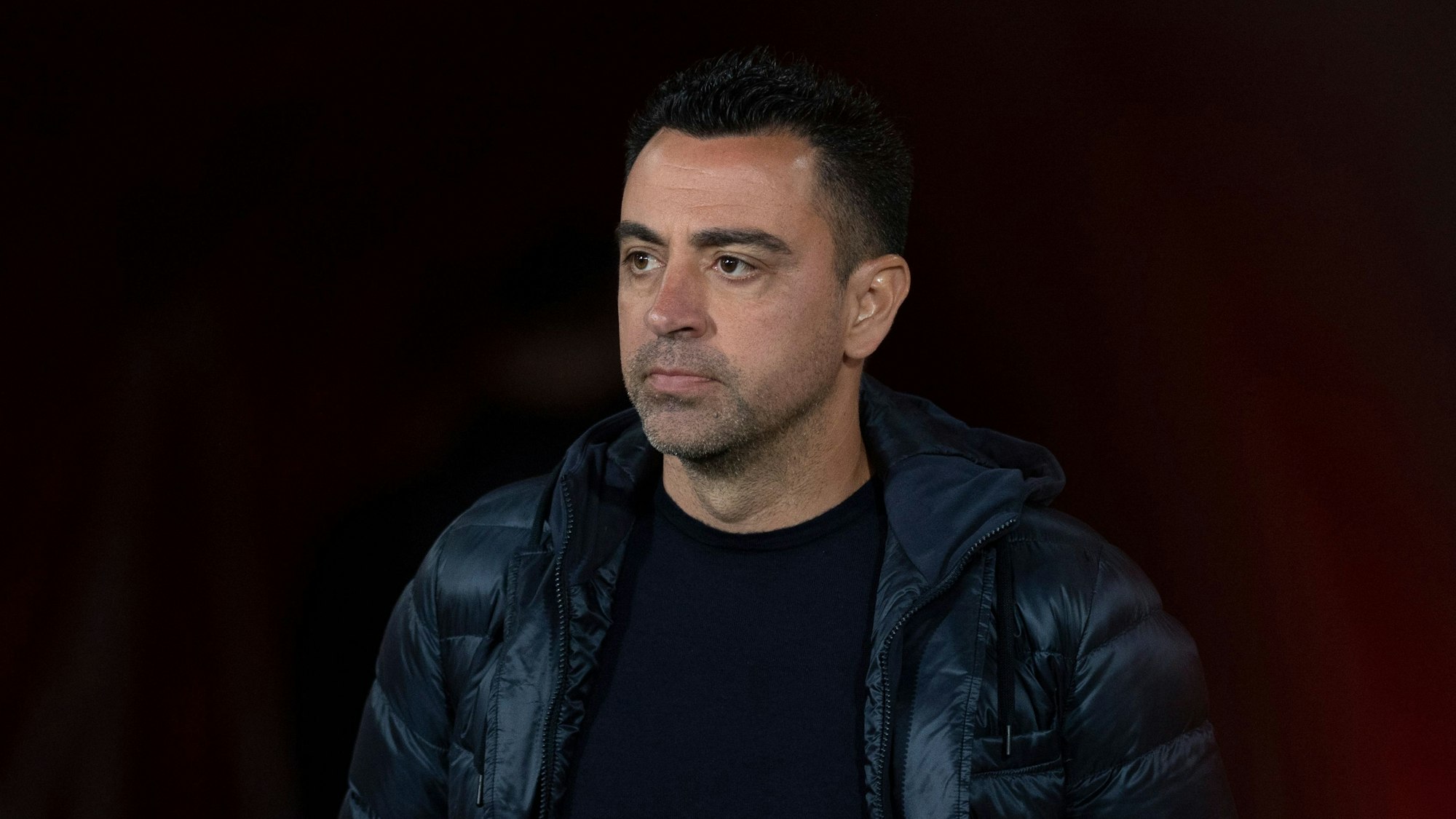 Xavi steht bei einem Spiel des FC Barcelona am Spielfeldrand