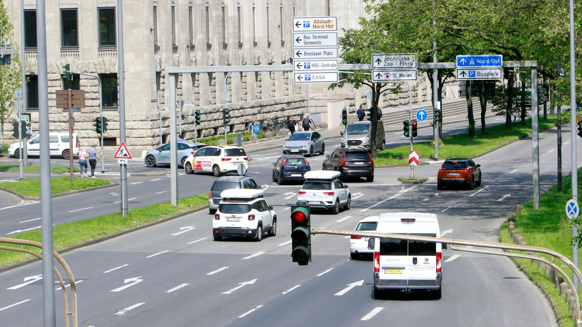 Am Konrad-Adenauer-Ufer in Köln sind einige Autos unterwegs.